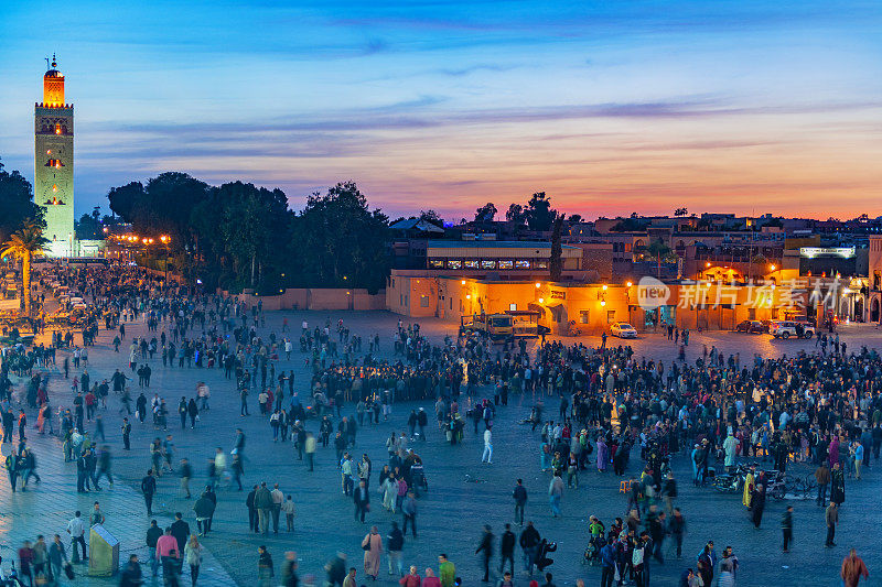 晚上Djemaa El Fna广场与库图比亚清真寺，马拉喀什，摩洛哥，北非